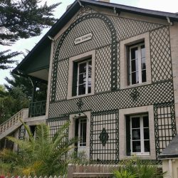 Treillage sur façade de maison balnéaire.